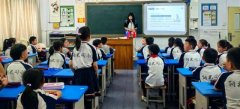 并指点亲子家庭制做榫卯布局吊脚楼
